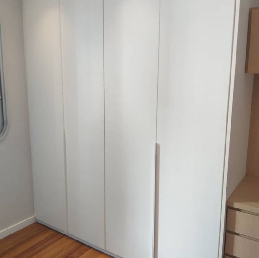 Quarto com varanda privativa, decoração moderna e vista panorâmica, proporcionando um ambiente relaxante e inspirador.