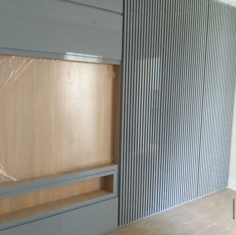 Sala de estar com sofá em L, poltronas confortáveis e iluminação natural, proporcionando um espaço ideal para relaxar e socializar.