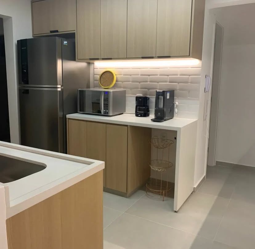 Cozinha com armários brancos e bancada preta, um clássico atemporal que oferece um contraste marcante e elegante.