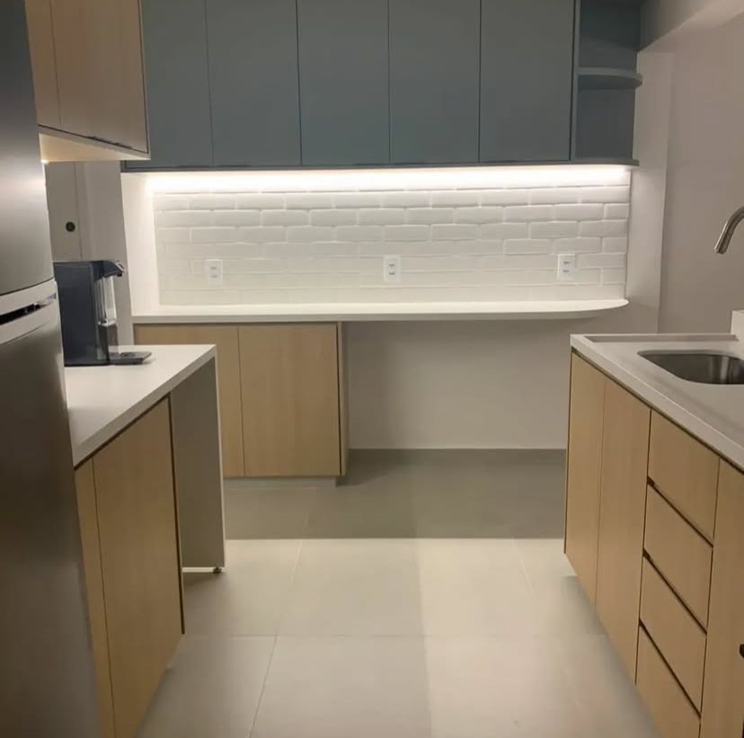 Cozinha planejada com torre quente, gavetões espaçosos e prateleiras para temperos, pensada para a praticidade do dia a dia.